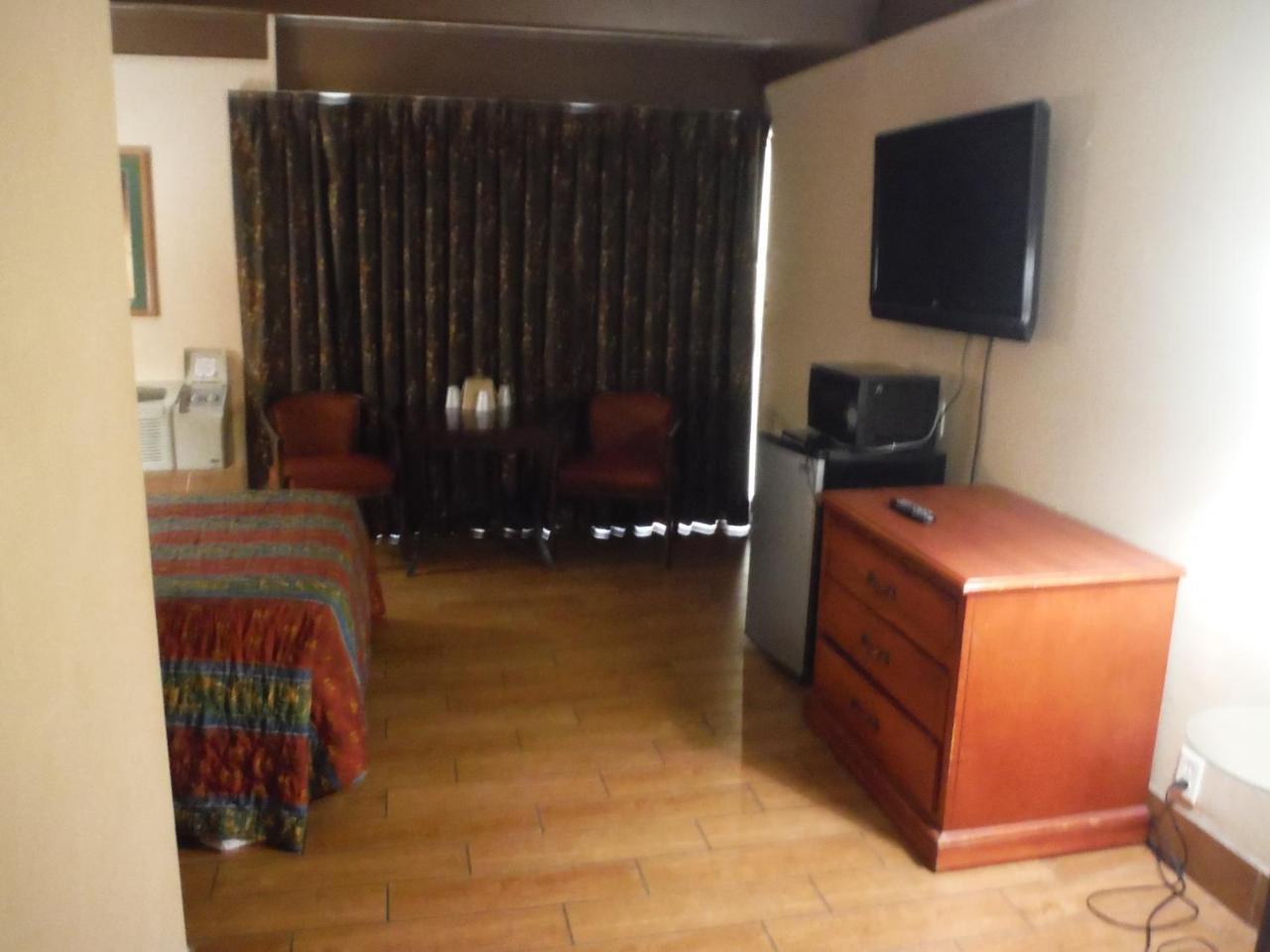 Budgetel Inn&suites Hotel